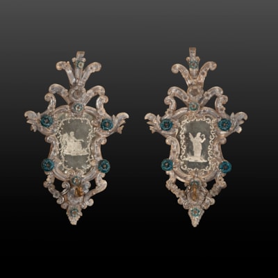 Paire de miroirs en verre travaillé à la pince, glaces gravées de personnages à l'antique, bras de lumière en fer forgé, Murano, Venise, vers 1800 (hauteur 80 cm, largeur 45 cm, profondeur 20 cm)